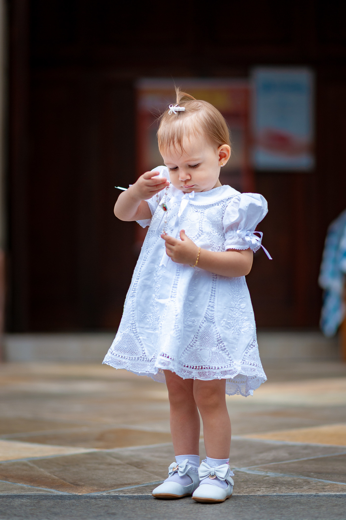 Fotografia de batizado na Igreja Nossa Senhora do Brasil. Foto de batizado Foto externa de criança com o terço na Igreja Nossa Senhora do Brasil - São Paulo. Foto  de batizado na Igreja Nossa Senhora do Brasil
