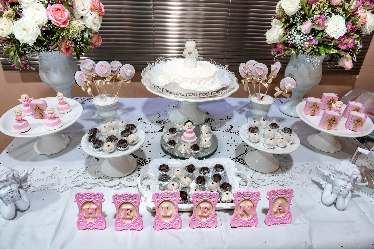 Fotografia de batizado na Igreja Nossa Senhora do Brasil. Foto de batizado Foto da decoração da festa do batizado. Foto  de batizado na Igreja Nossa Senhora do Brasil