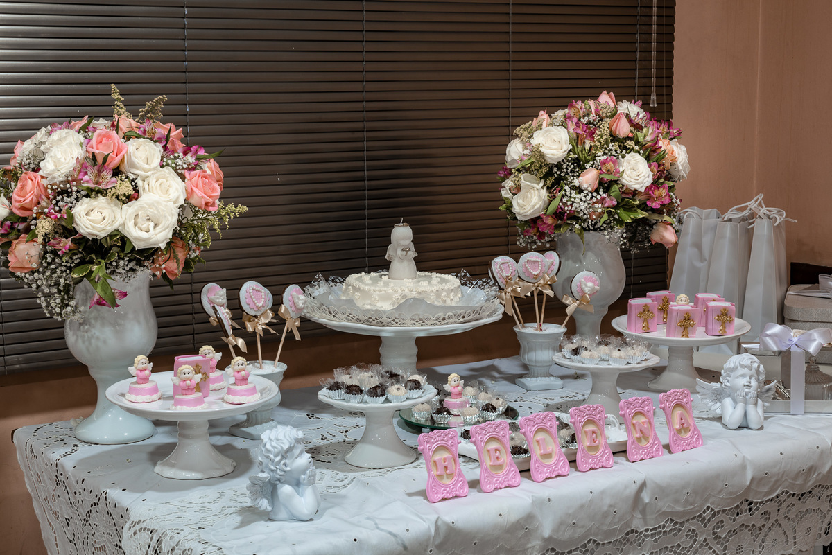 Fotografia de batizado na Igreja Nossa Senhora do Brasil. Foto de batizado Foto da decoração da festa do batizado. Foto  de batizado na Igreja Nossa Senhora do Brasil