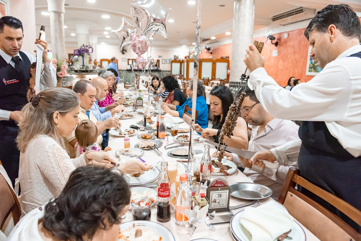Fotografia de batizado na Igreja Nossa Senhora do Brasil. Foto  de batizado Foto da festa do batizado
