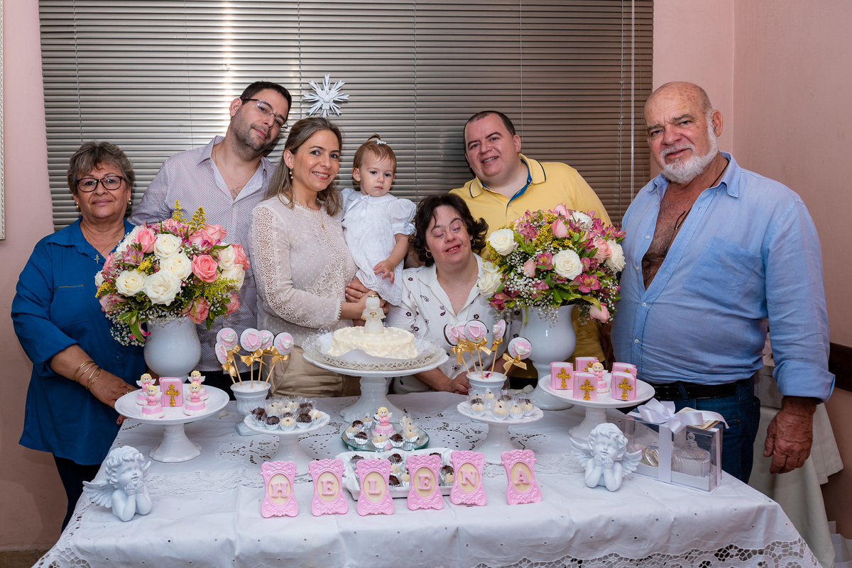 Fotografia de batizado na Igreja Nossa Senhora do Brasil. Foto  de batizado Foto da família na festa do batizado