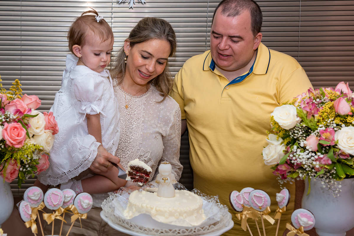Fotografia de batizado na Igreja Nossa Senhora do Brasil. Foto  de batizado Foto da festa do batizado