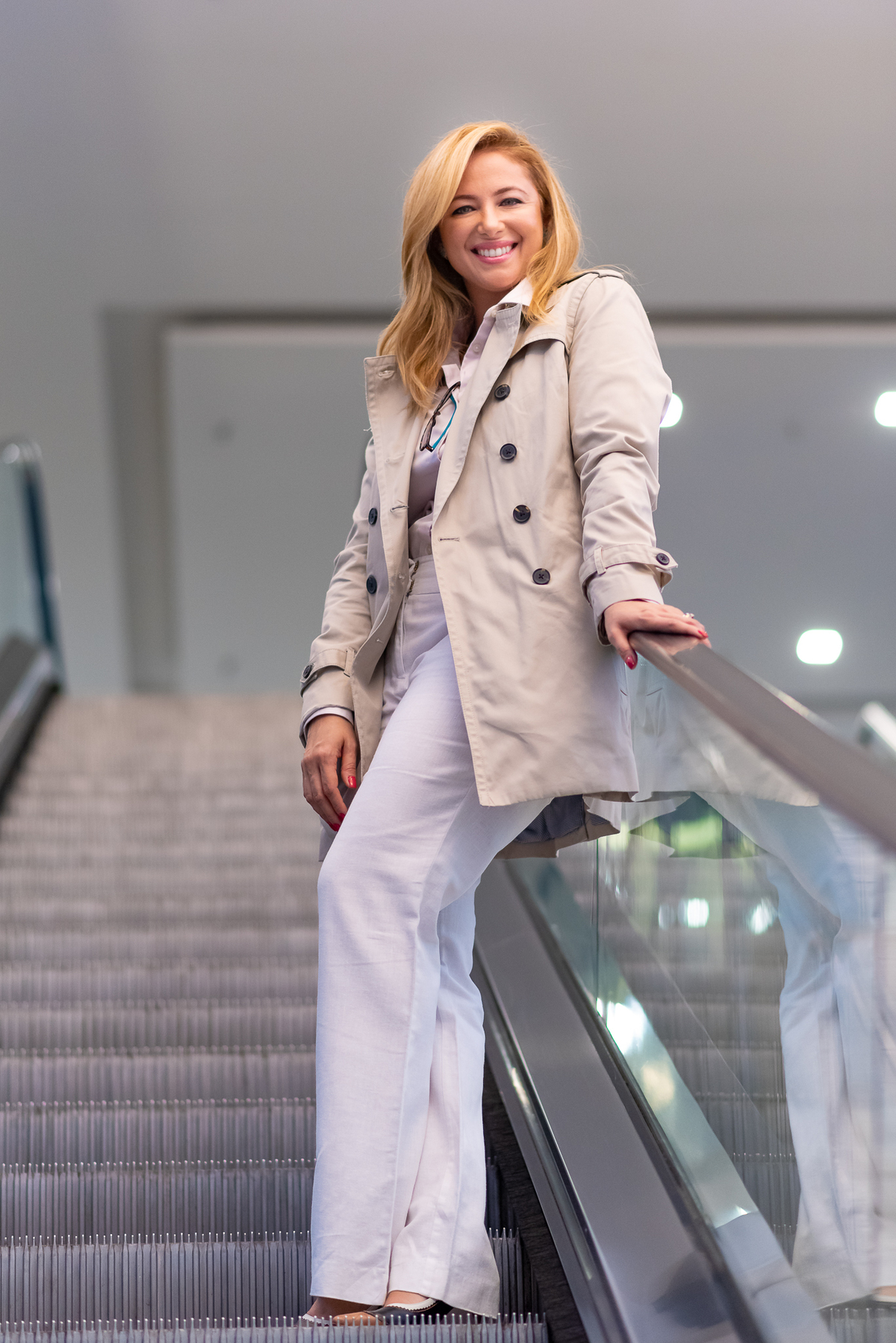 Fotografia perfil profissional alphaville. Ensaio para perfil profissional.
Ensaio para reposicionamento profissional. foto perfil corporativo mulher descendo a escada rolante tatiana vieira