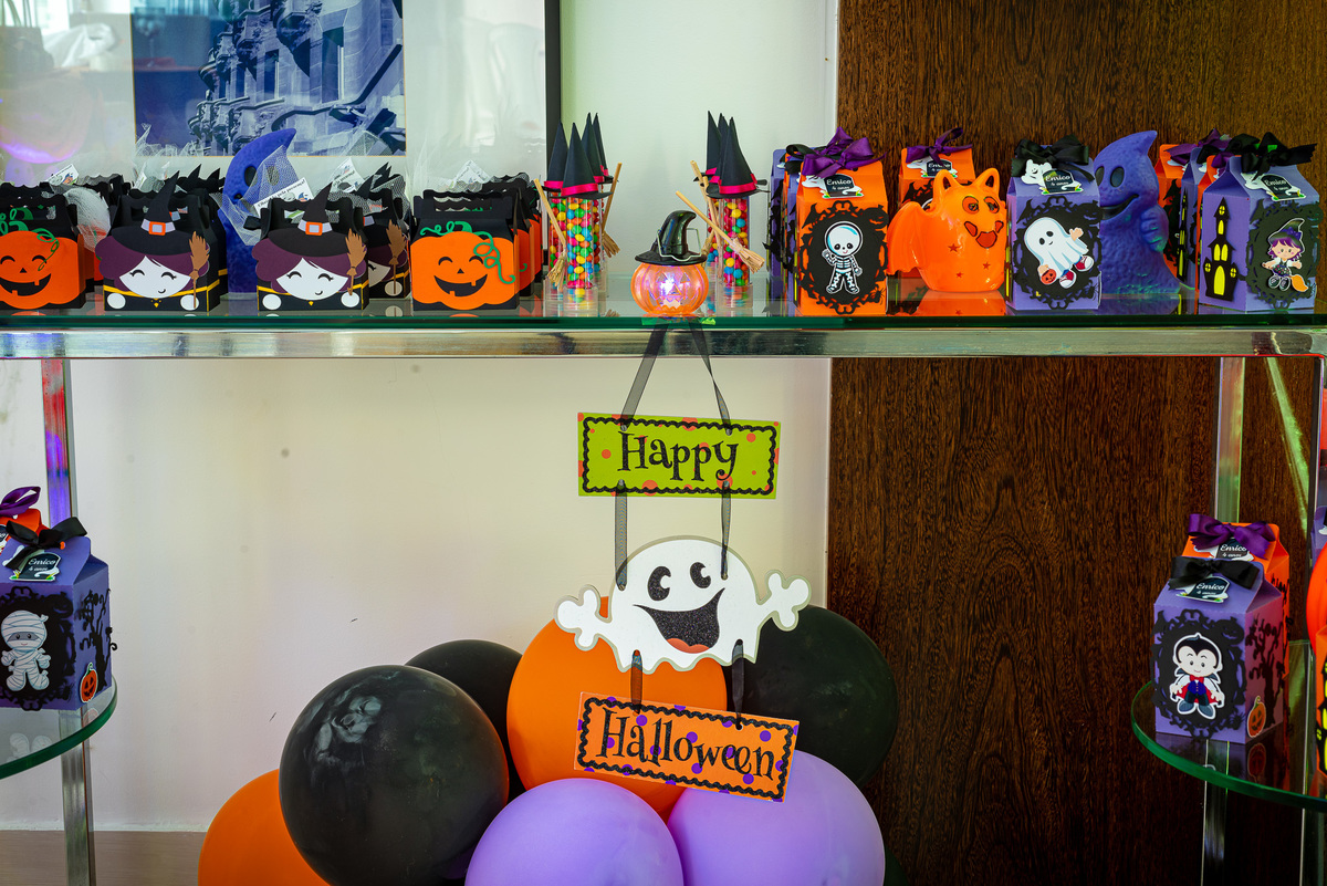 foto de aniversário infantil Halloween em alphaville. decoração Halloween. fotografia aniversário Halloween. decoração dia das bruxas. foto decoração infantil Halloween.