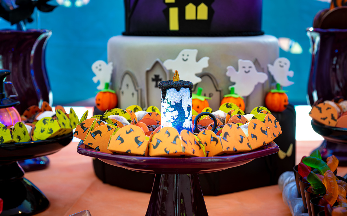 foto de aniversário infantil Halloween em alphaville. decoração Halloween. fotografia aniversário Halloween. decoração dia das bruxas. foto decoração infantil Halloween.