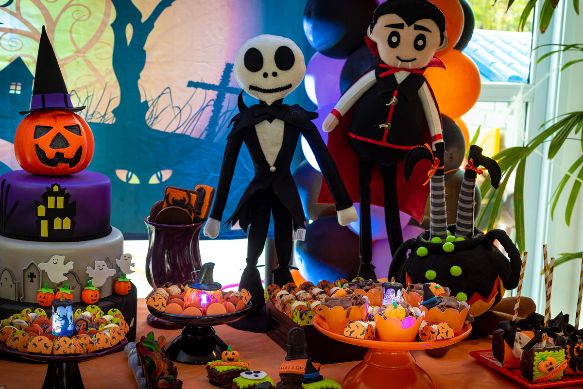 foto de aniversário infantil Halloween em alphaville. decoração Halloween. fotografia aniversário Halloween. decoração dia das bruxas. foto decoração infantil Halloween.