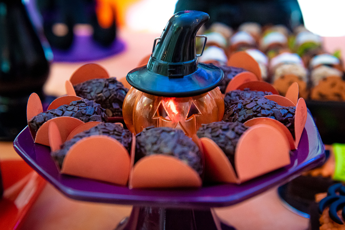 foto de aniversário infantil Halloween em alphaville. decoração Halloween. fotografia aniversário Halloween. decoração dia das bruxas. foto decoração infantil Halloween.