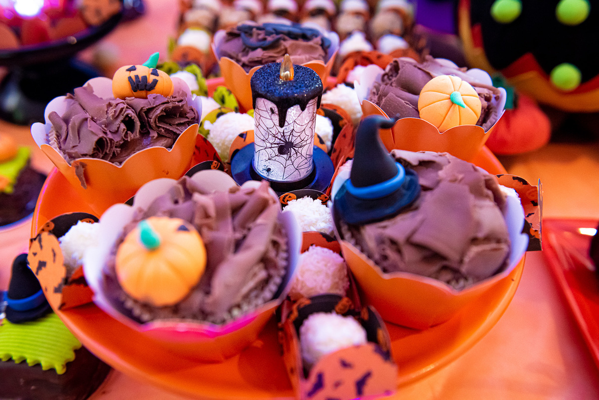 foto de aniversário infantil Halloween em alphaville. decoração Halloween. fotografia aniversário Halloween. decoração dia das bruxas. foto decoração infantil Halloween.