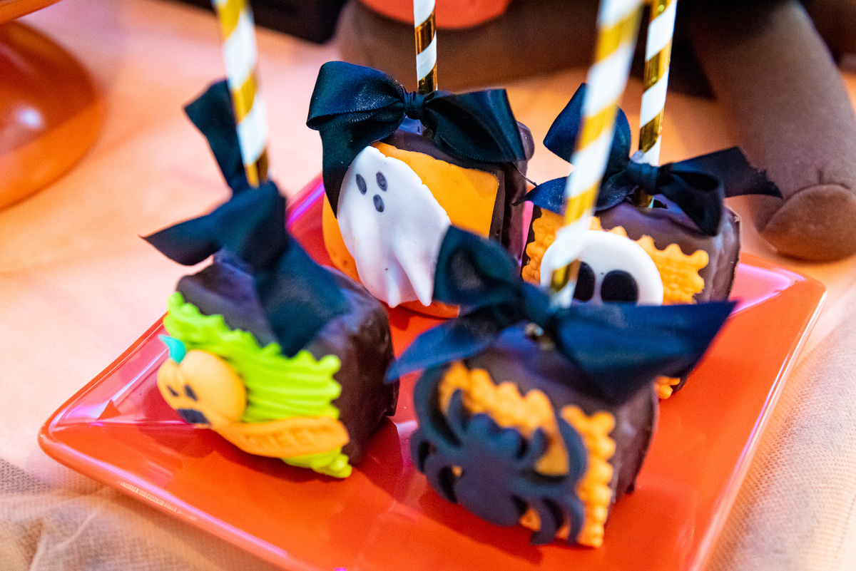 foto de aniversário infantil Halloween em alphaville. decoração Halloween. fotografia aniversário Halloween. decoração dia das bruxas. foto decoração infantil Halloween.