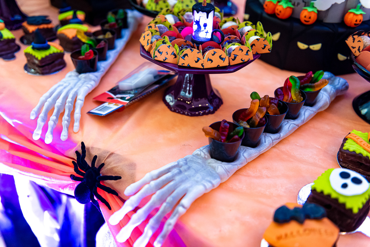 foto de aniversário infantil Halloween em alphaville. decoração Halloween. fotografia aniversário Halloween. decoração dia das bruxas. foto decoração infantil Halloween.