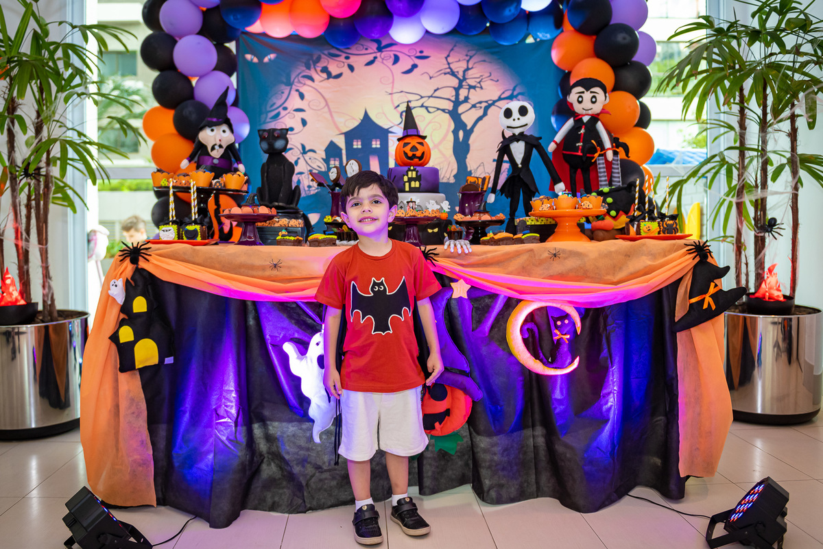 foto de aniversário infantil Halloween em alphaville. decoração Halloween. fotografia aniversário Halloween. decoração dia das bruxas. foto decoração infantil Halloween.
