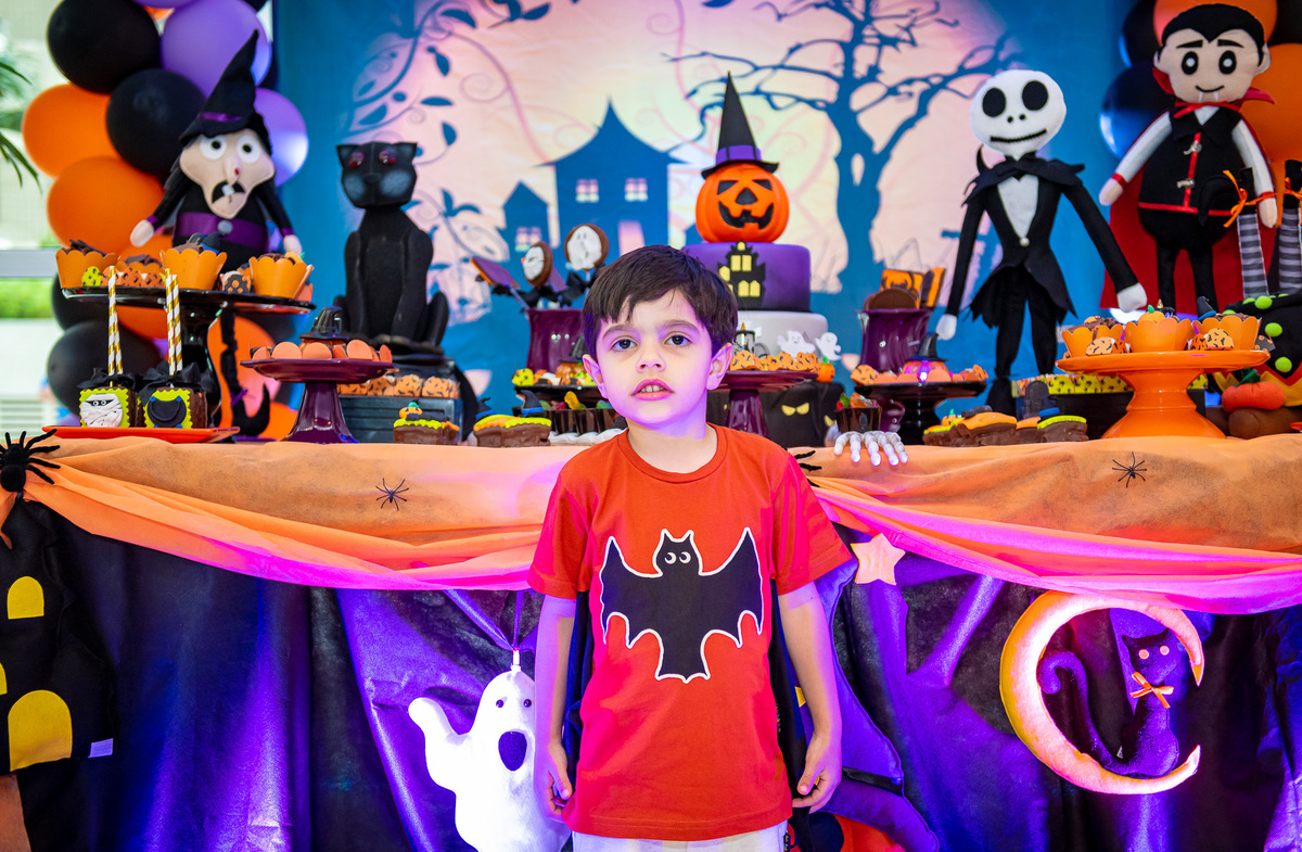 foto de aniversário infantil Halloween em alphaville. decoração Halloween. fotografia aniversário Halloween. decoração dia das bruxas. foto decoração infantil Halloween.