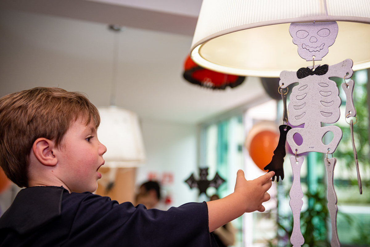 foto de aniversário infantil Halloween em alphaville. decoração Halloween. fotografia aniversário Halloween. decoração dia das bruxas. foto decoração infantil Halloween.