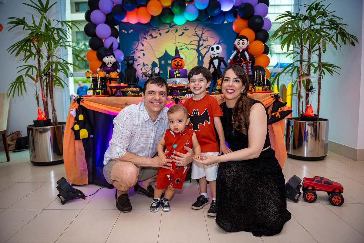 foto de aniversário infantil Halloween em alphaville. decoração Halloween. fotografia aniversário Halloween. decoração dia das bruxas. foto decoração infantil Halloween.