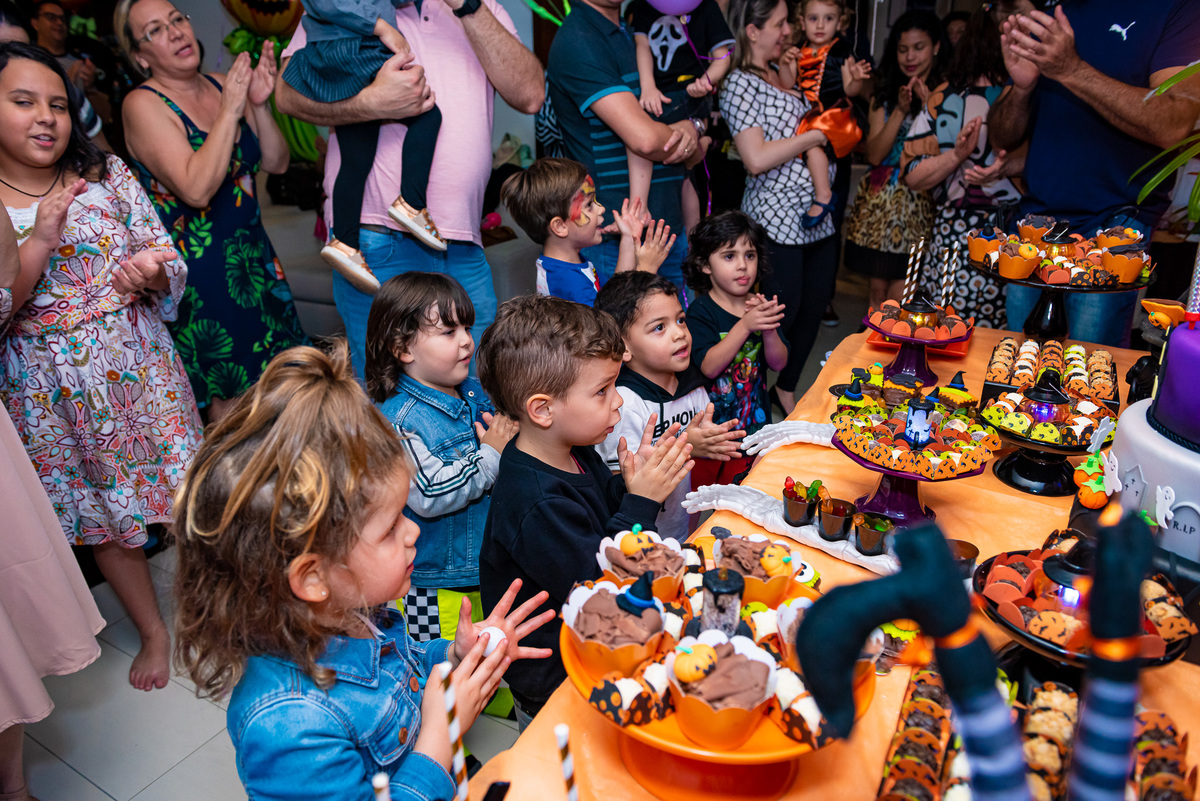 foto de aniversário infantil Halloween em alphaville. decoração Halloween. fotografia aniversário Halloween. decoração dia das bruxas. foto decoração infantil Halloween.