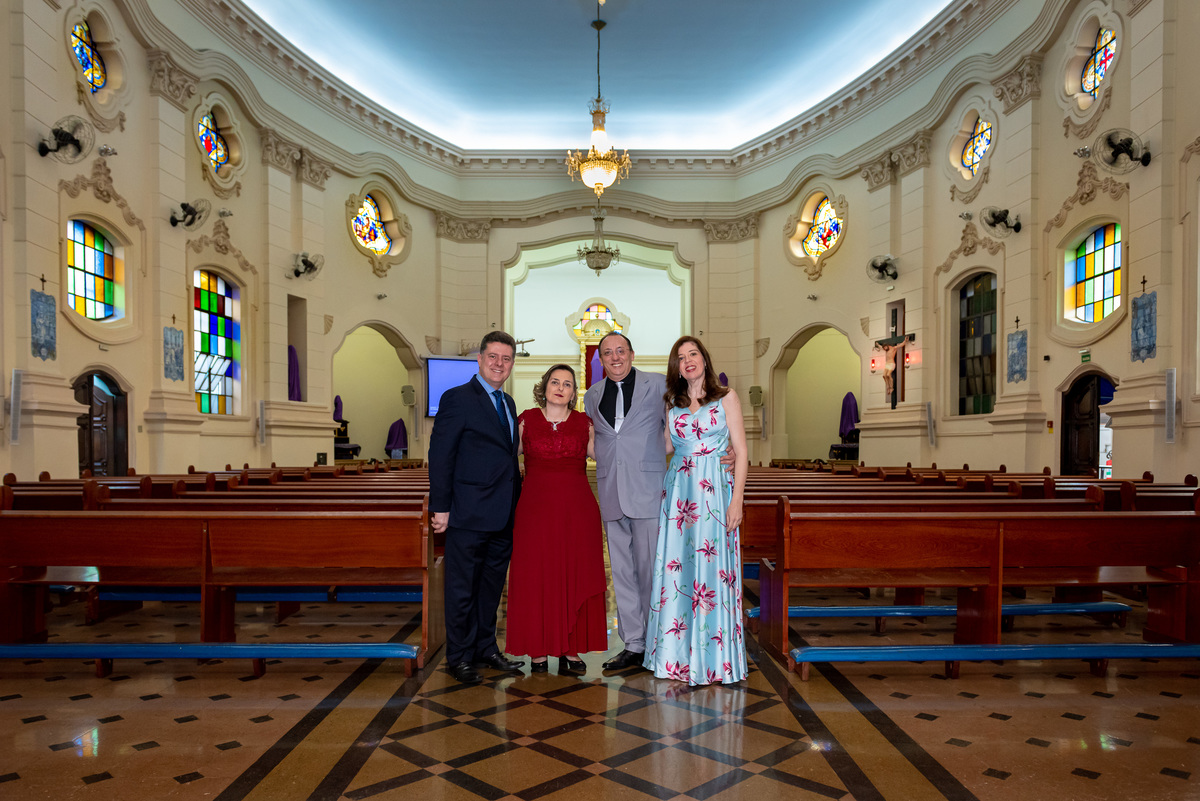 fotografia de bodas de prata em alphaville. foto de bodas de prata casal com os padrinhos dentro da igreja