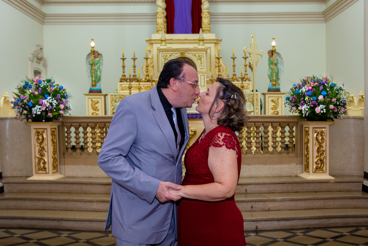 fotografia de bodas de prata em alphaville. foto de bodas de prata casal se beijando no altar