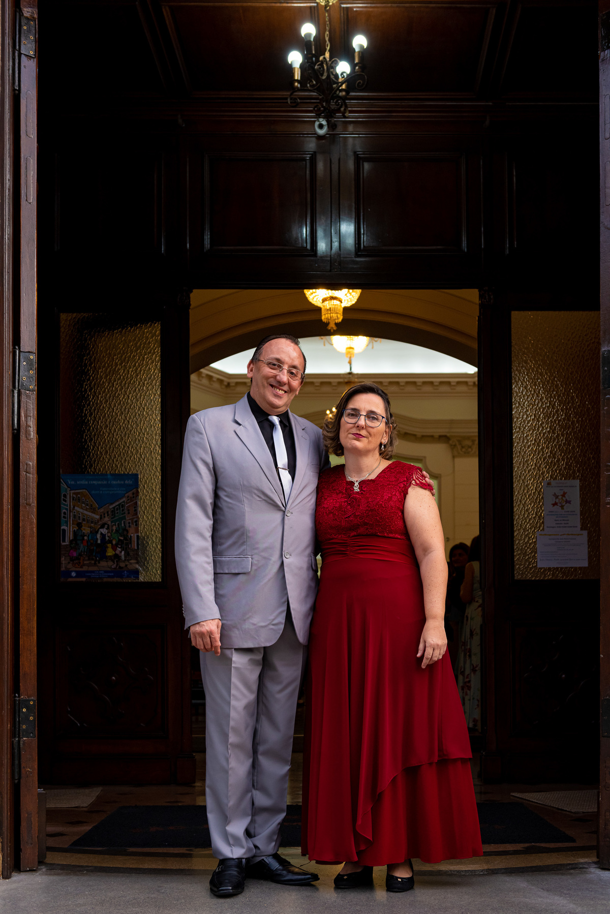 fotografia de bodas de prata em alphaville. foto de bodas de prata casal na porta da igreja