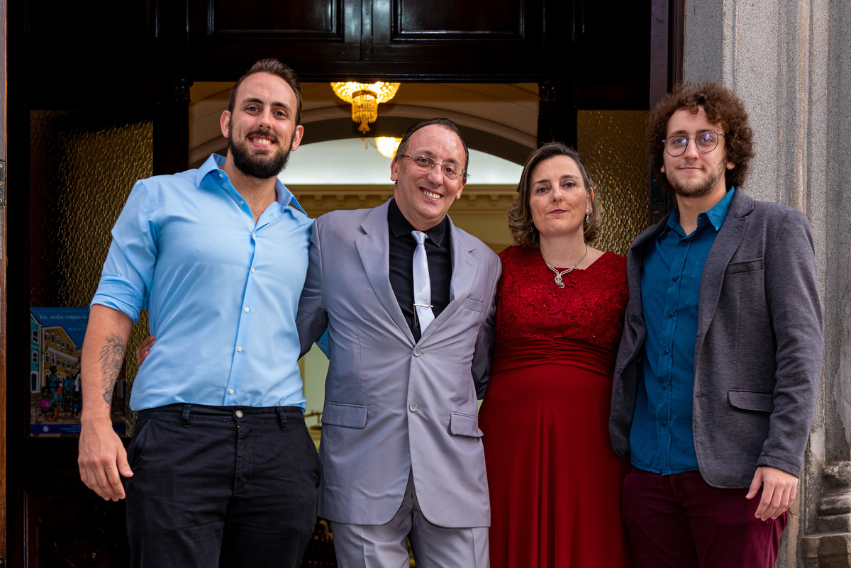 fotografia de bodas de prata em alphaville. foto de bodas de prata  casal com os filhos na porta da igreja
