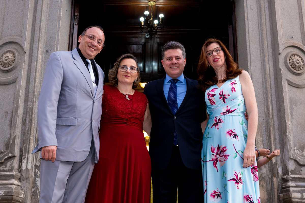 fotografia de bodas de prata em alphaville. foto de bodas de prata casal com os padrinhos na porta da igreja