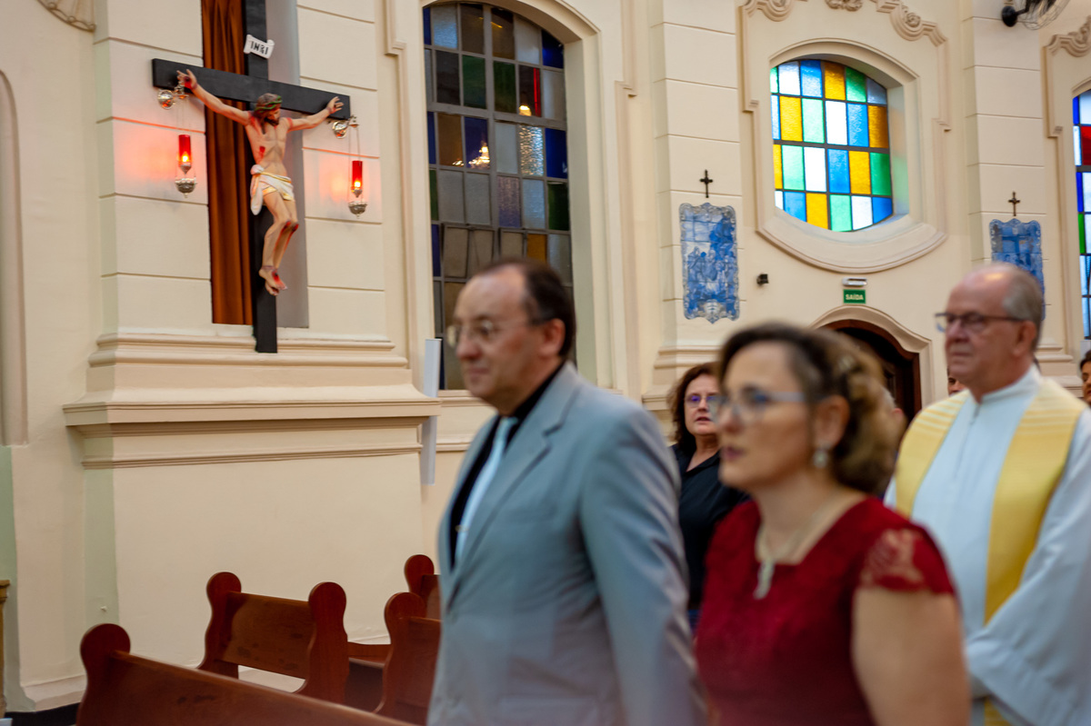 fotografia de bodas de prata em alphaville. foto de bodas de prata  casal entrando na igreja com o crucifixo ao fundo