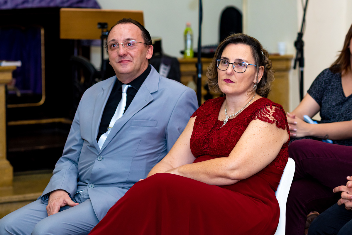 fotografia de bodas de prata em alphaville. foto de bodas de prata casal ouvindo o padre