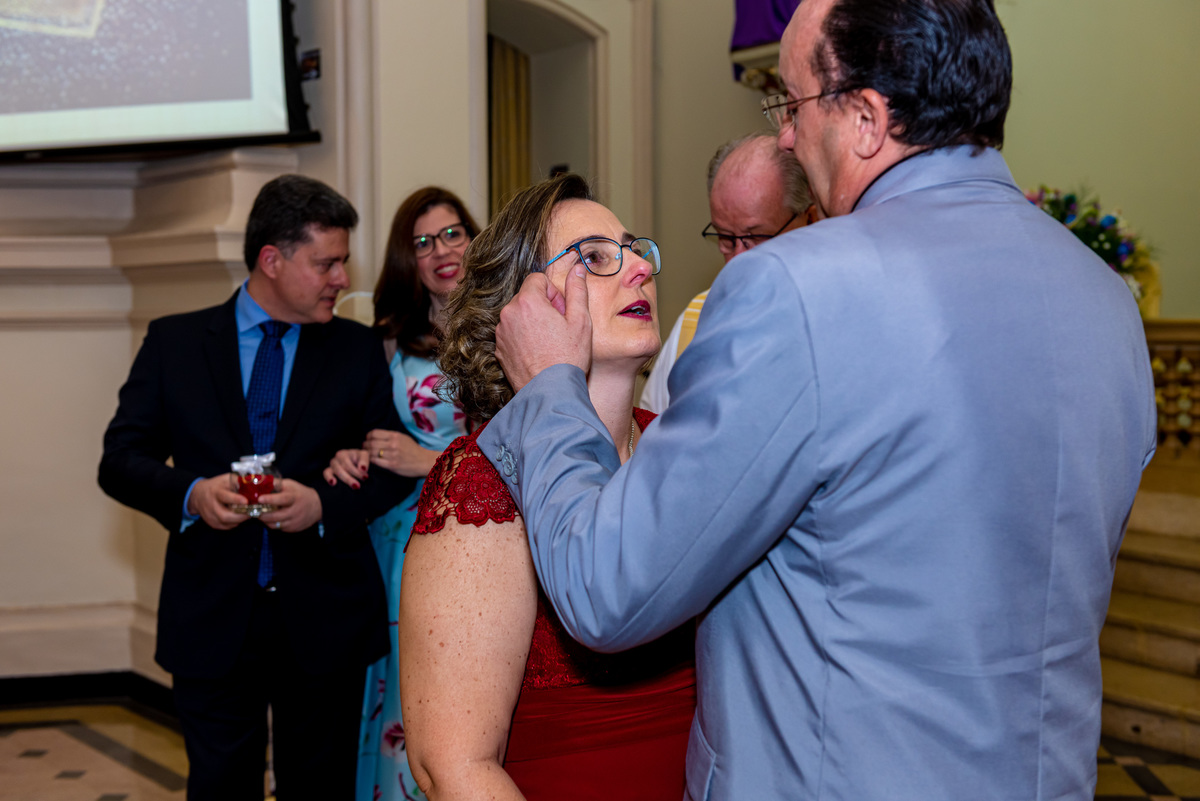 fotografia de bodas de prata em alphaville. foto de bodas de prata ele enxuga as lágrimas dela