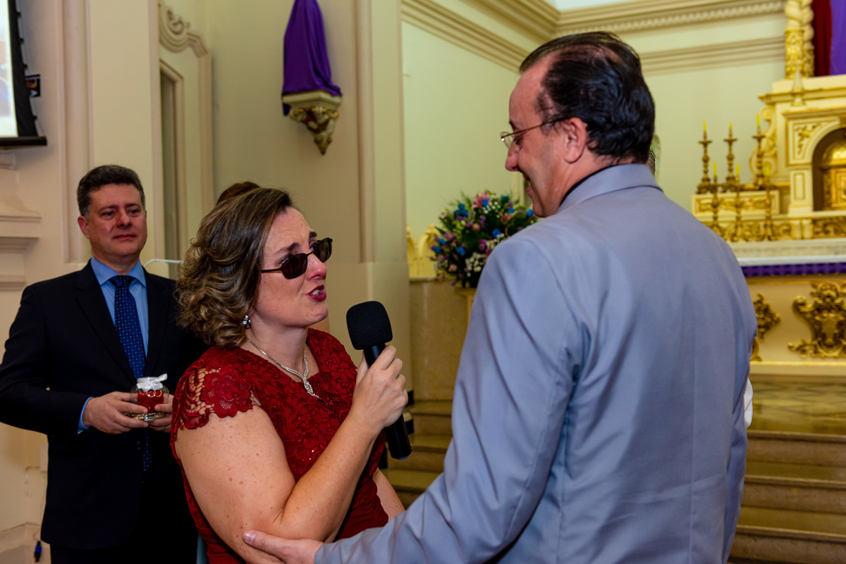 fotografia de bodas de prata em alphaville. foto de bodas de prata  ela de óculos escuros