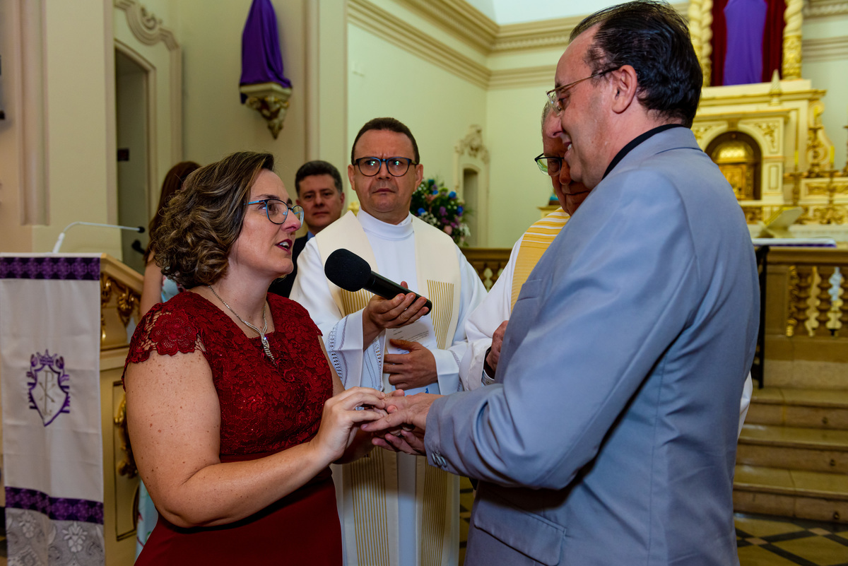 fotografia de bodas de prata em alphaville. foto de bodas de prata ela colocando a aliança