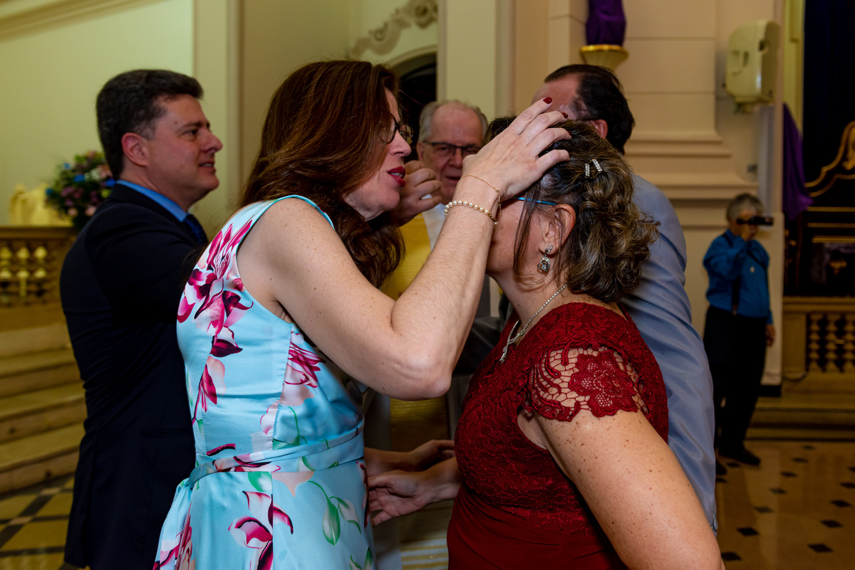 fotografia de bodas de prata em alphaville. foto de bodas de prata os padrinhos abençoando o casal