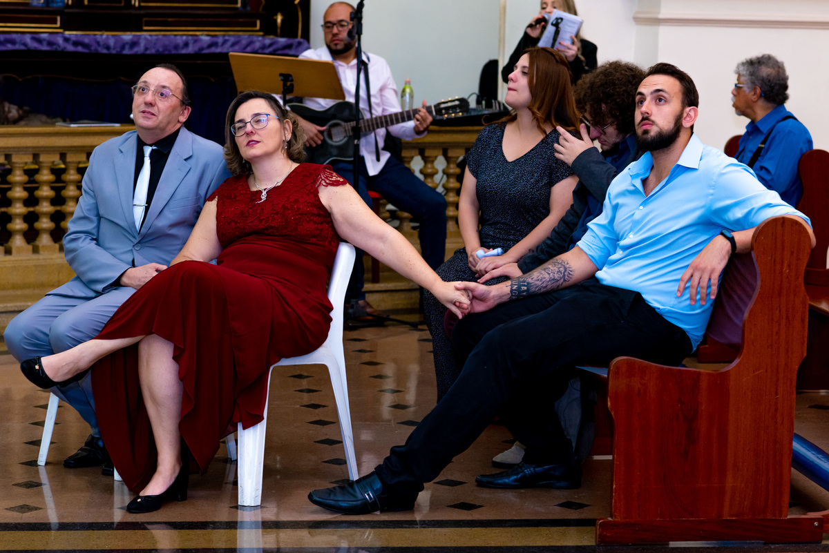 fotografia de bodas de prata em alphaville. foto de bodas de prata ela e o filho com as mãos dadas