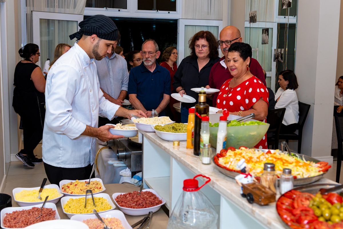 fotografia de bodas de prata em alphaville. foto de bodas de prata servindo crepes