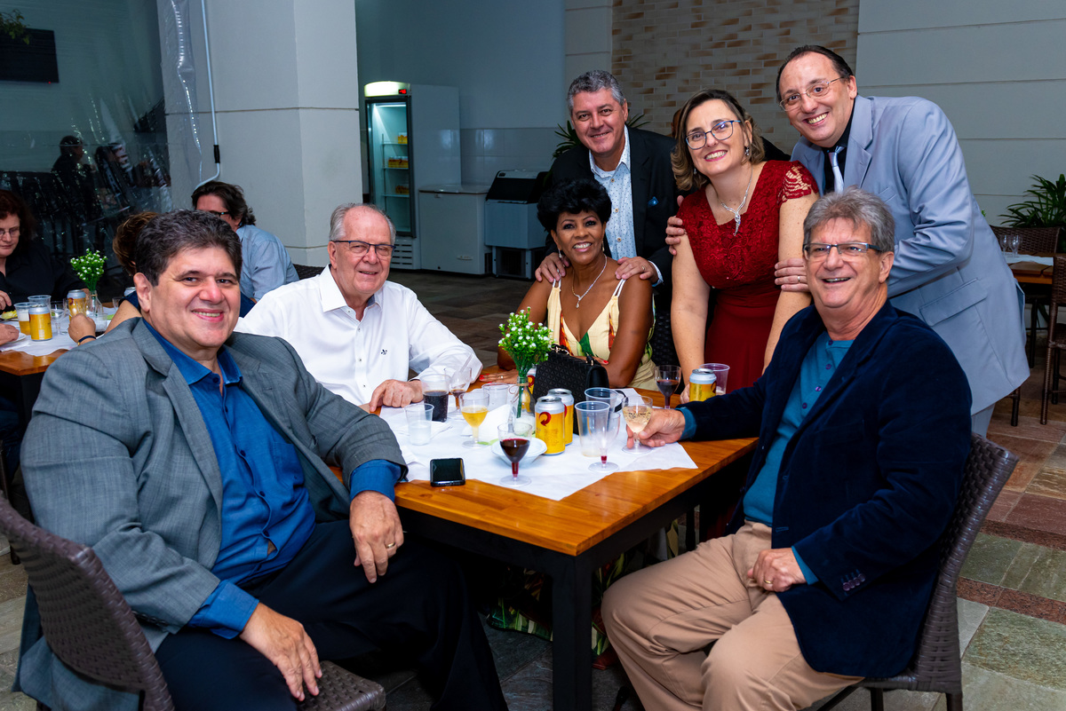 fotografia de bodas de prata em alphaville. foto de bodas de prata casal com amigos