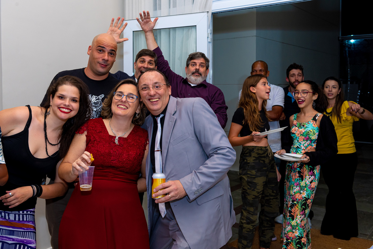 fotografia de bodas de prata em alphaville. foto de bodas de prata com amigos na fila do crepe