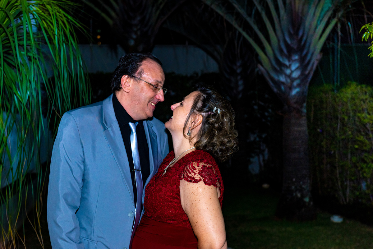 fotografia de bodas de prata em alphaville. foto de bodas de prata casal se olhando