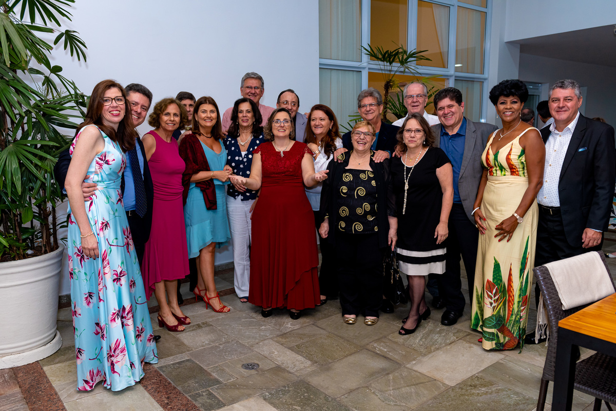 fotografia de bodas de prata em alphaville. foto de bodas de prata casal com casais da equipes de Nossa Senhora na festa