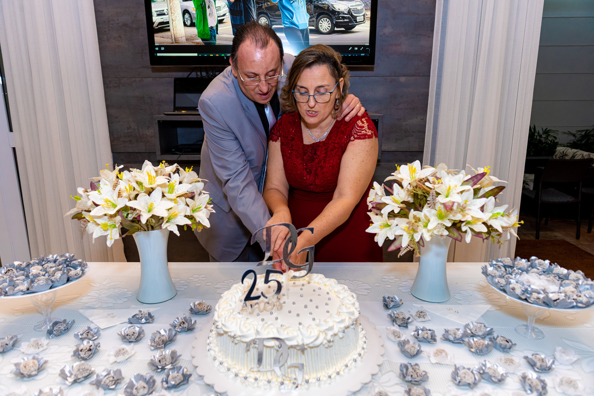 fotografia de bodas de prata em alphaville. foto de bodas de prata casal cortando o bolo