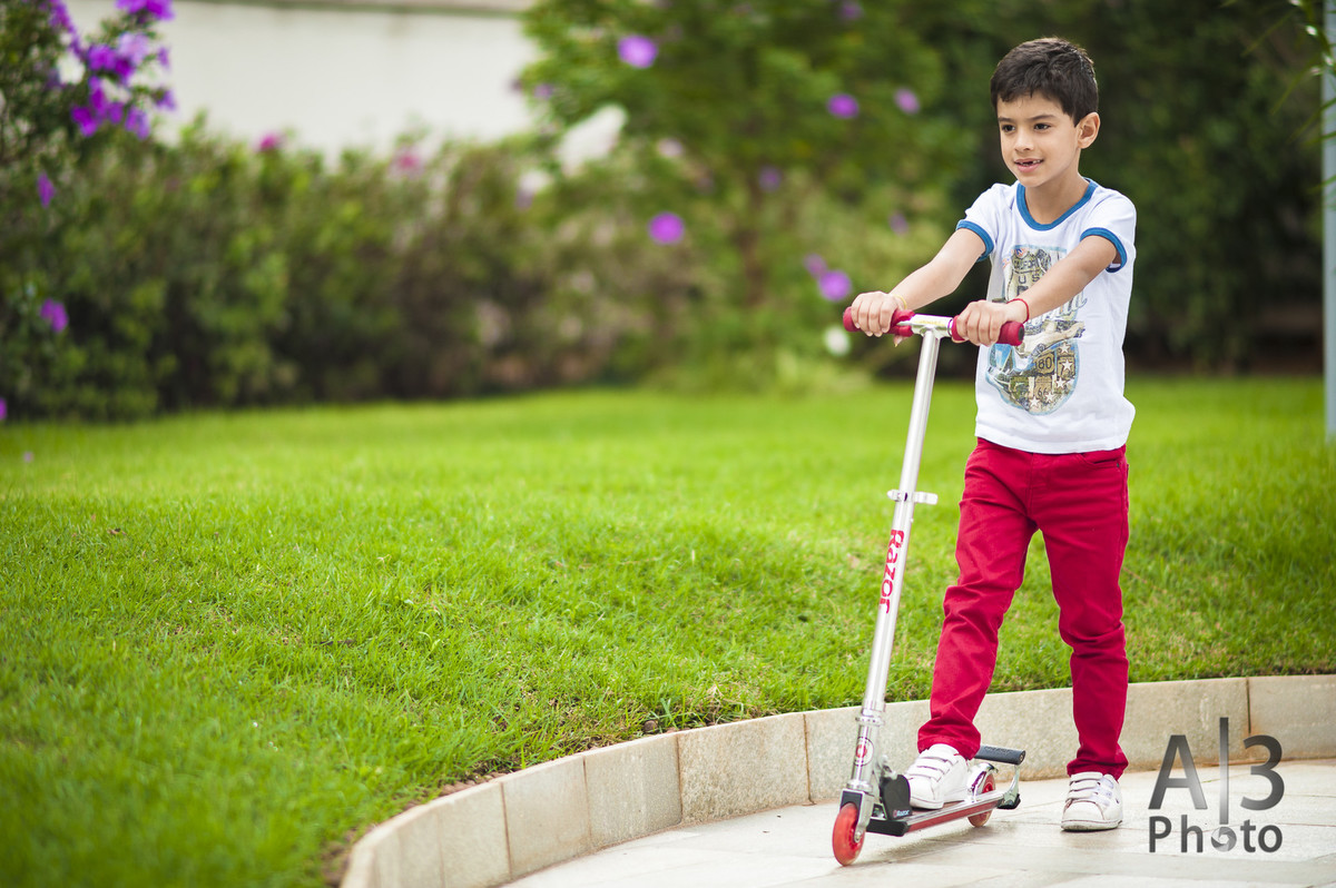 garoto na patinete