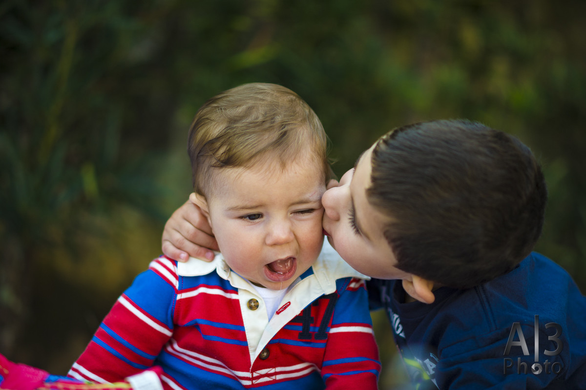 bebe com o irmão