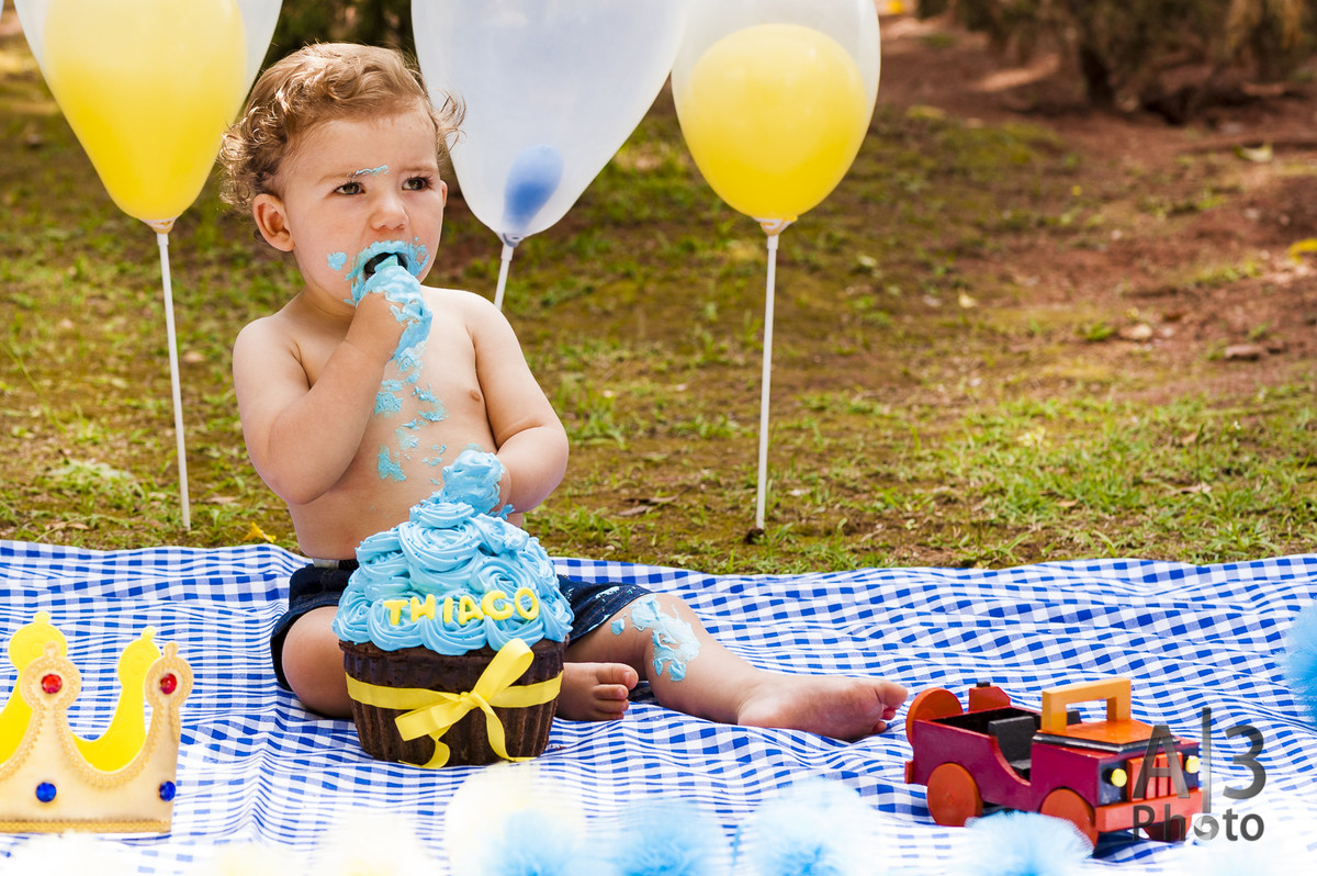 garoto comendo bolo