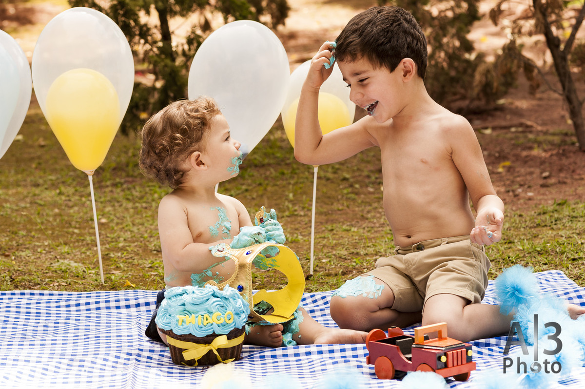 garotos comendo bolo