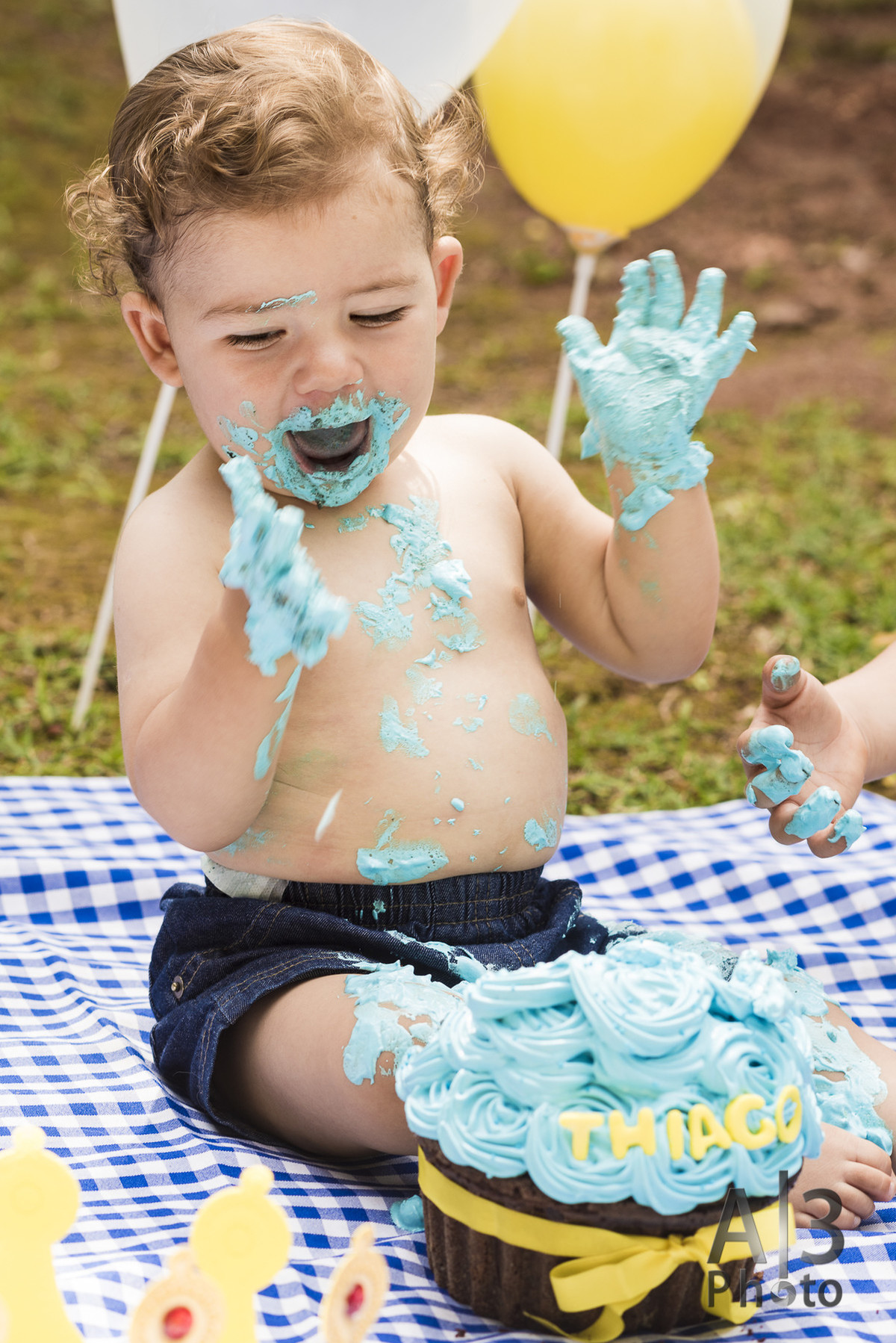 garoto comendo bolo e batendo palma