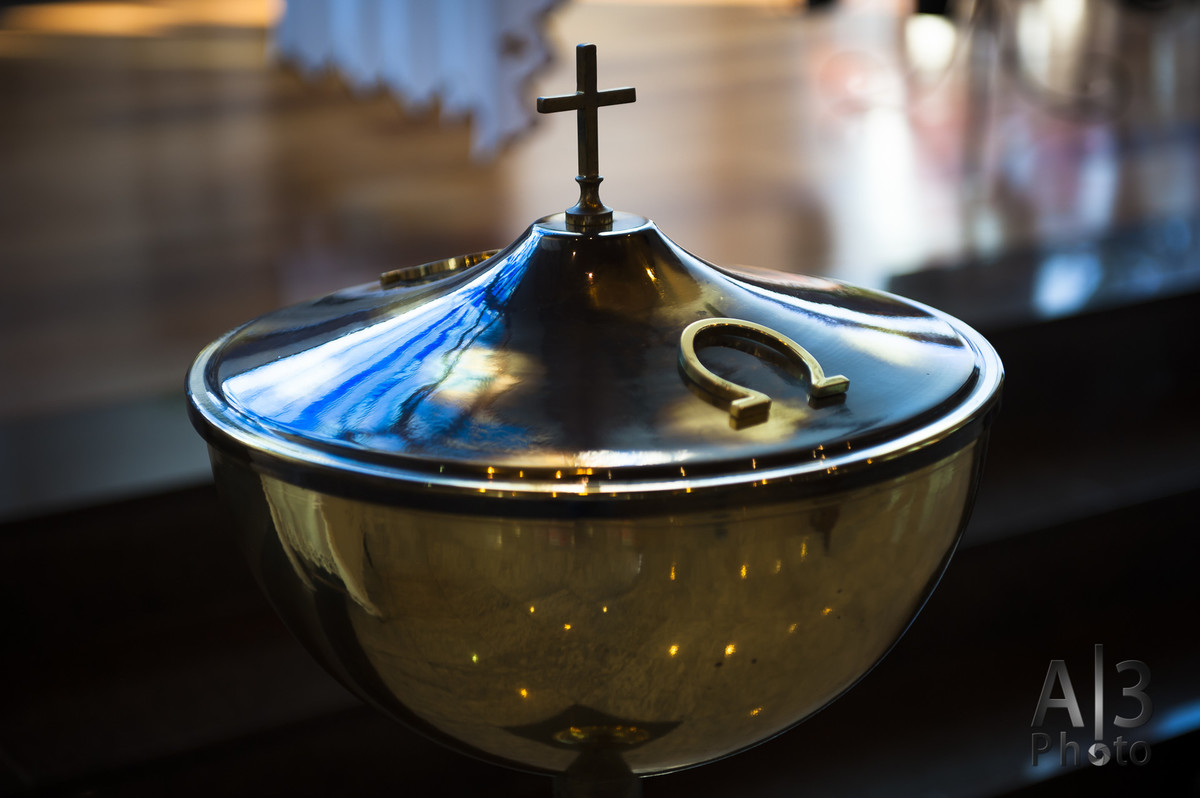 fotografia de batizado em santana de parnaíba, fotografia de batizado na igreja bom pastor alphaville, foto de batizado em santana de parnaíba, foto da pia bastimal