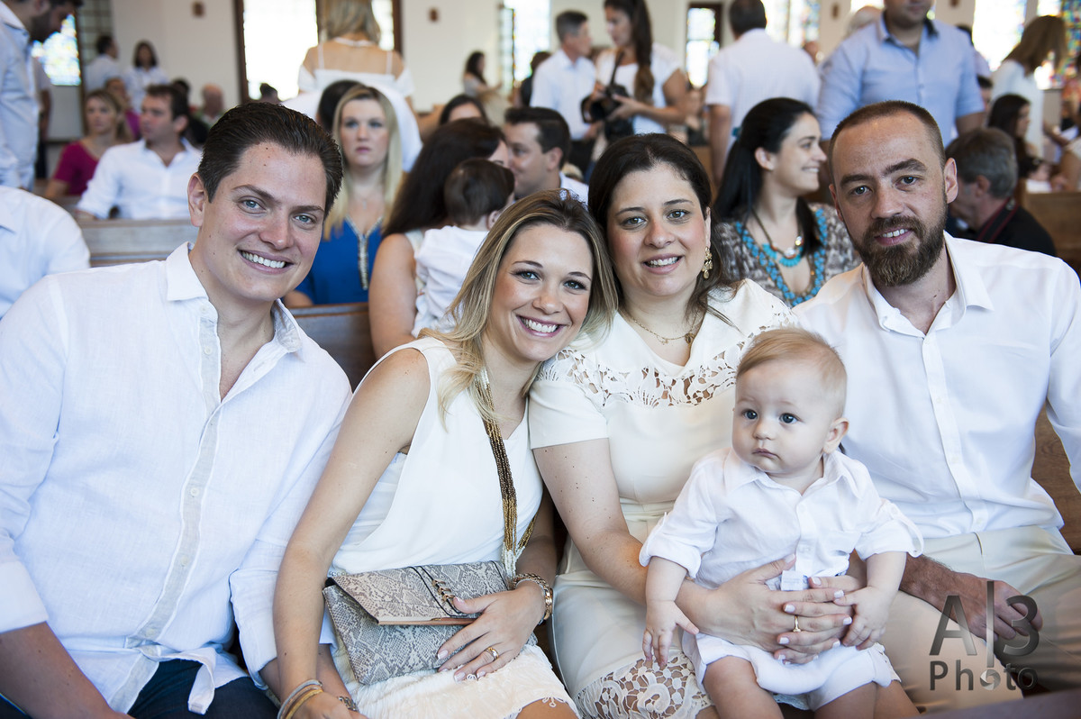 fotografia de batizado em santana de parnaíba, fotografia de batizado na igreja bom pastor alphaville, foto de batizado em santana de parnaíba, foto bebe com a familia