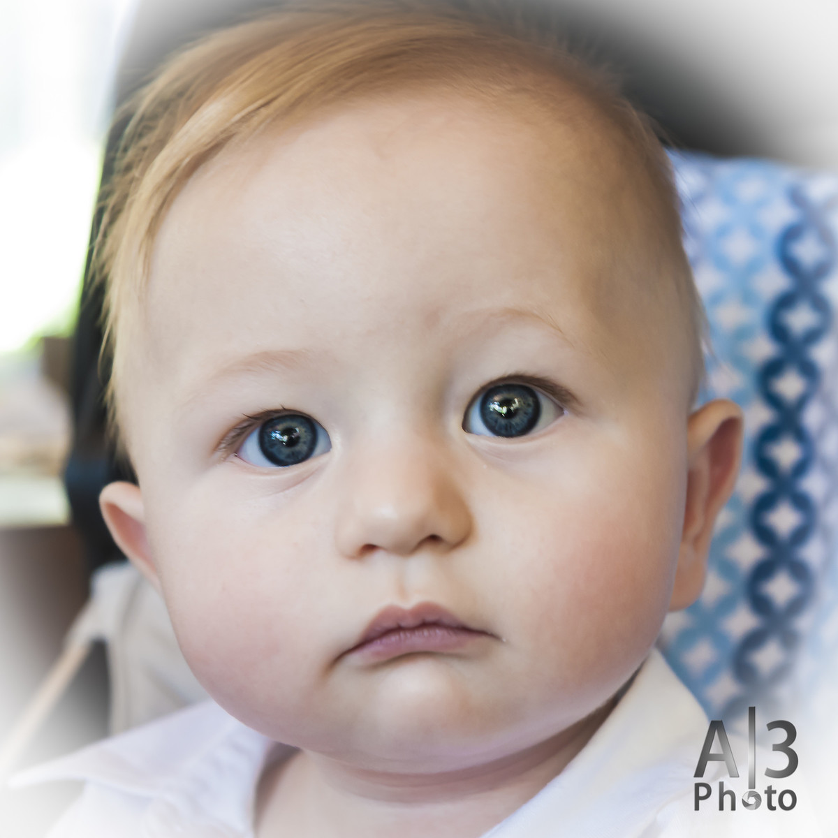 fotografia de batizado em santana de parnaíba, fotografia de batizado na igreja bom pastor alphaville, foto de batizado em santana de parnaíba, foto Bebê olhando bebê com o avo