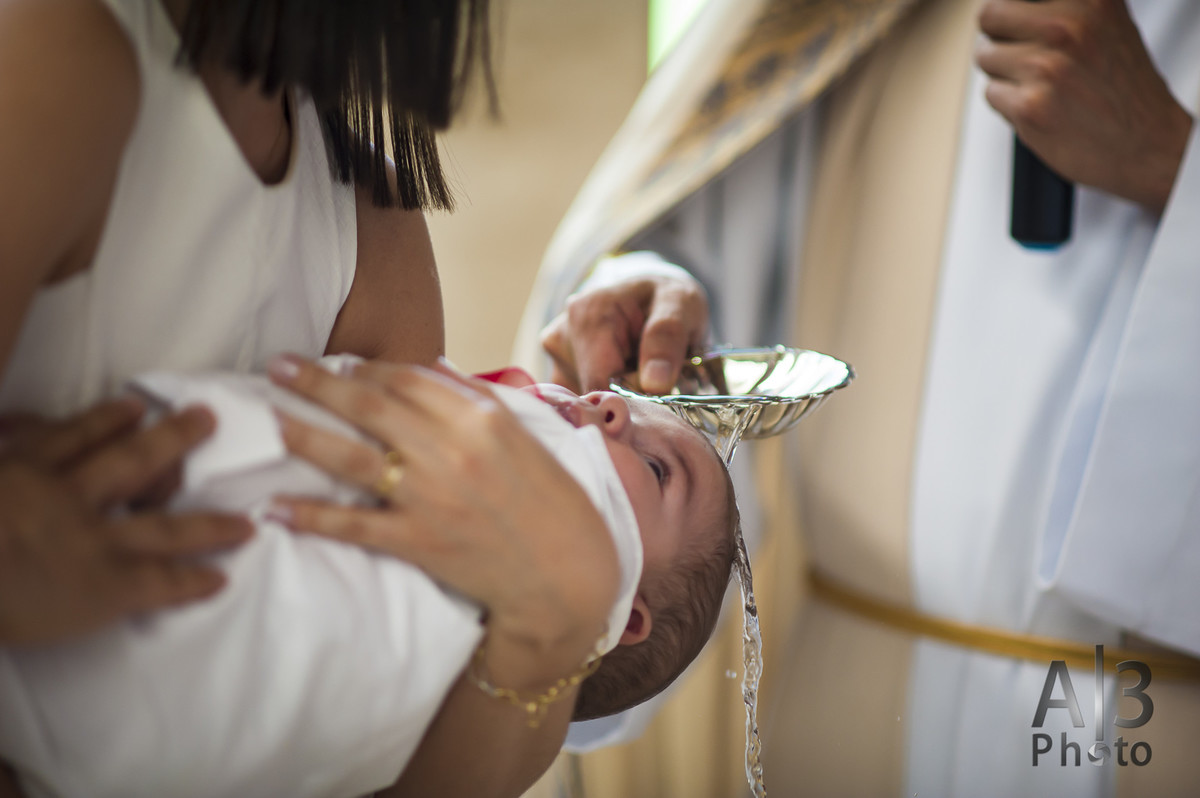 fotografia de batizado em alphaville, fotografia de batizado na igreja nossa senhora de lourdes alphaville, foto de batizado, foto padre batizando criança em alphaville