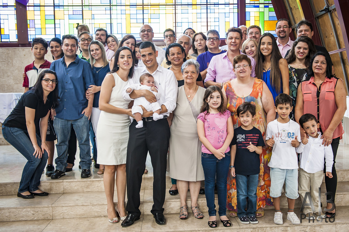 fotografia de batizado em alphaville, fotografia de batizado na igreja nossa senhora de lourdes alphaville, foto de batizado, foto da familia no batizado em alphaville