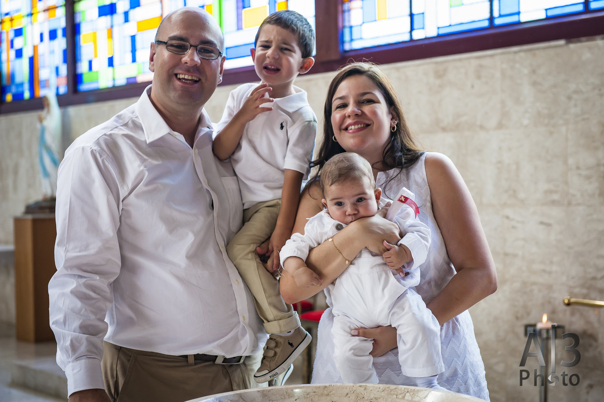 fotografia de batizado em alphaville, fotografia de batizado na igreja nossa senhora de lourdes alphaville, foto de batizado, foto de pais com a criança batizada em alphaville