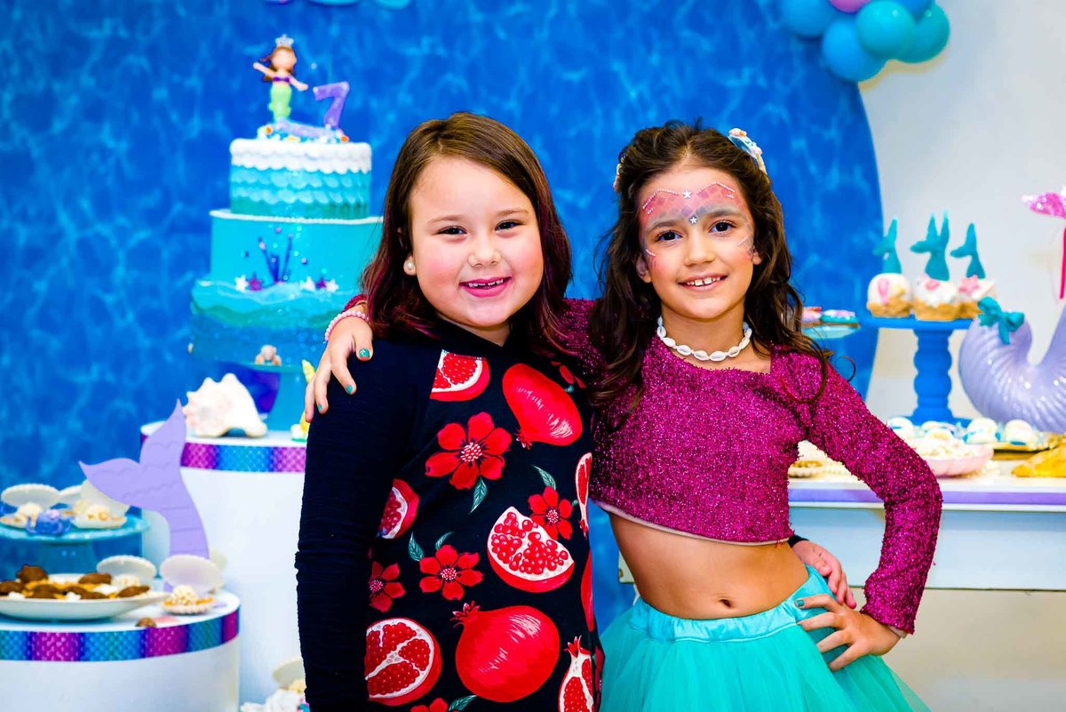 Fotografia de aniversário infantil. Fotografia de aniversário infantil no Buffet Estação Folia Osasco. Tema do aniversário Sereia.