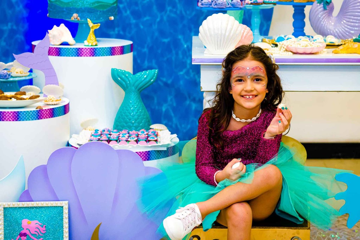 Fotografia de aniversário infantil. Fotografia de aniversário infantil no Buffet Estação Folia Osasco. Tema do aniversário Sereia.